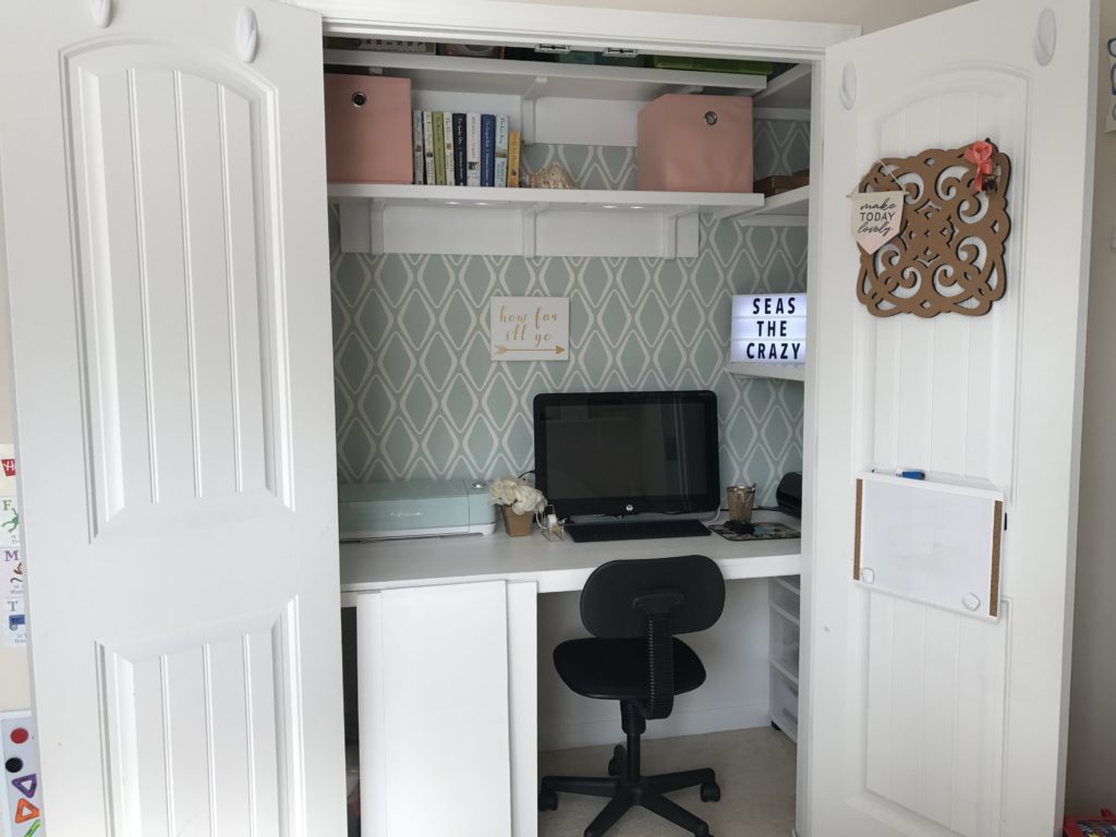 And there she is, the final product of the closet office makeover, with the workspace extension closed. Isn't she pretty? Wanna know how it happend? Check out my blog to find out!